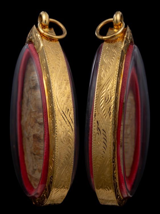 พระสีวะลีหลวงปู่โต๊ะ วัดประดู่ฉิมพลี เนื้อผงเกสร ปี21 พร้อมเลี่ยมทอง-1