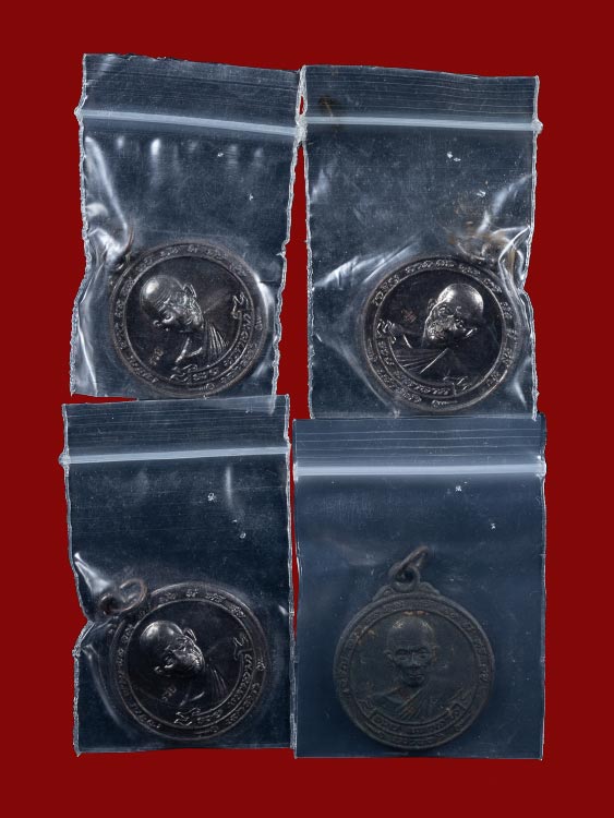 เหรียญขวัญถุงรวย มหาลาภหลวงพ่อรวย วัดตะโก ปี40 จำนวน4เหรียญ-1