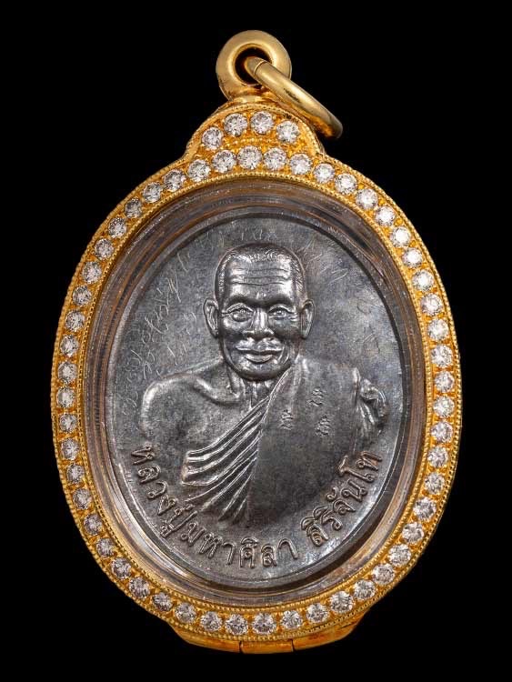 เหรียญหลวงปู่ศิลาศิริจันโทรุ่นแรกเนื้อเงินปี51 หลวงพ่อท่านเมตตาจารเดิมๆให้กับเจ้าของลูกศิษย์ใกล้ชิดพร้อมตลับทองฝังเพชรแท้หนัก1บาท