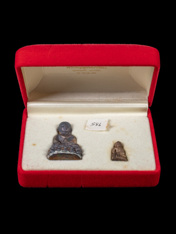 ชุดพระกริ่งพระชัยวัฒน์ หลวงปู่คร่ำ วัดวังหว้า เนื้อเงิน หมายเลข586 พร้อมกล่องเดิม