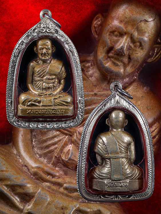 รูปเหมือนปั๊มหลวงปู่เผือก วัดกิ่งแก้ว พร้อมเลี่ยมเงิน-1