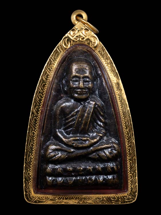 พระเตารีดหลวงปู่ทวด วัดช้างไห้ เนื้อเหลือง นิยม ปี24 พร้อมเลี่ยมทอง