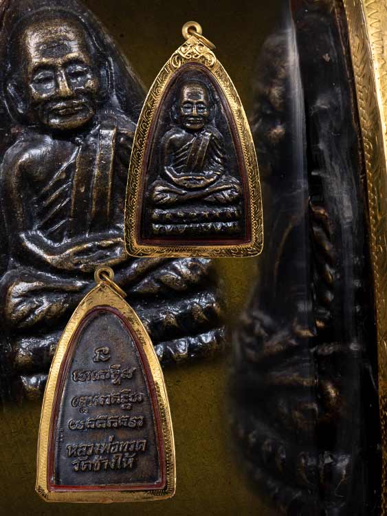 พระเตารีดหลวงปู่ทวด วัดช้างไห้ เนื้อเหลือง นิยม ปี24 พร้อมเลี่ยมทอง-1