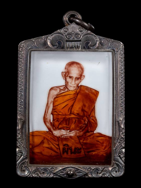 ล็อกเก็ตหลวงพ่อผินะ วัดสนมลาว พิมพ์ใหญ่ พร้อมเลี่ยมเงิน-1