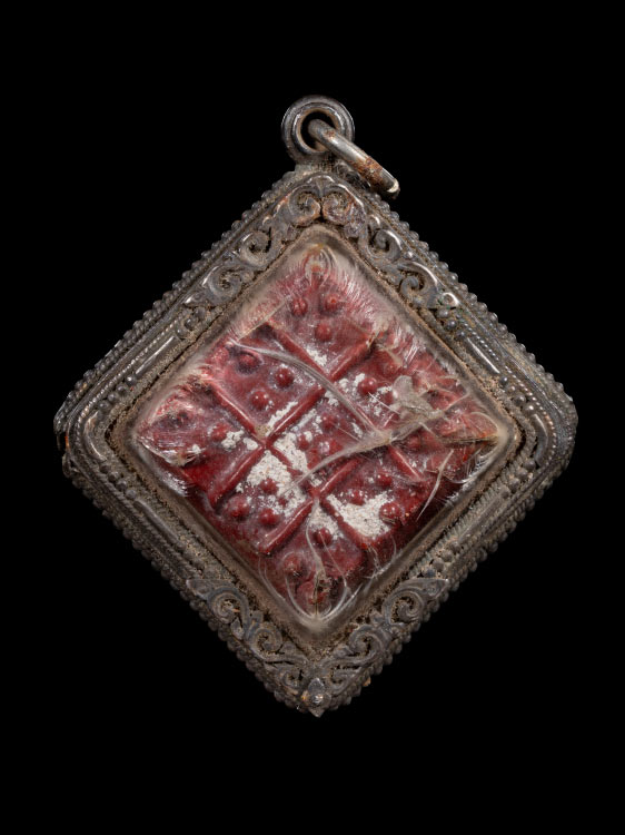 เครื่องรางพร้อมเลี่ยมเงิน ไม่ทราบที่