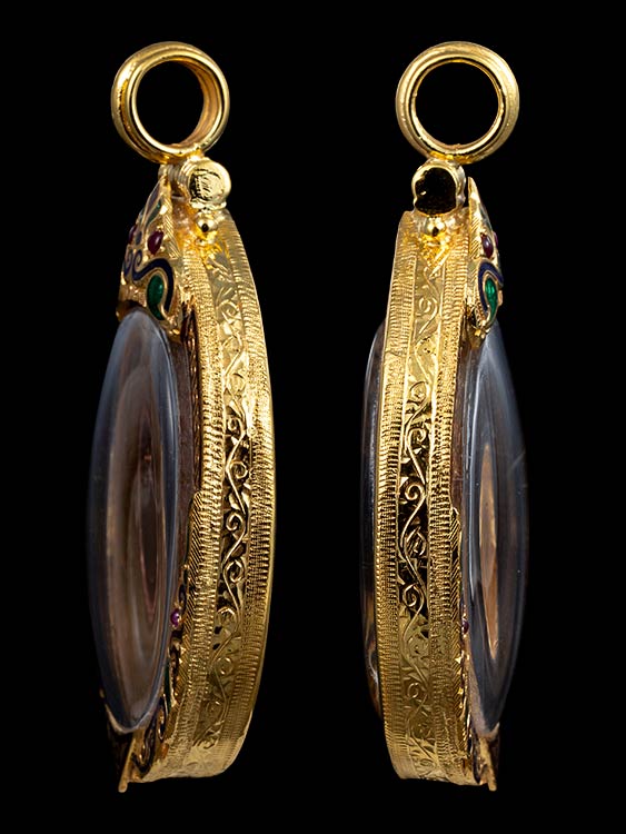 เหรียญแม่ชีบุญเรือน โตบุญเติม เนื้อทองแดงผิวไฟ สภาพสวย พร้อมเลี่ยมทองโบราณลงยาสีสั่งทำอย่างดีสมัยก่อนจากเจ้าของเดิม-1