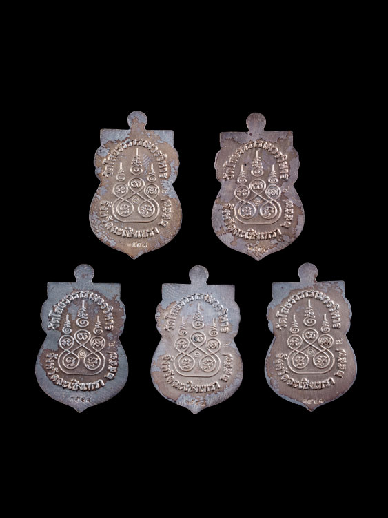 พระชุดหลวงพ่อโสธร เนื้อเงินลงยา พิมพ์เสมา ปี57 ครบชุด สวยเดิมพร้อมกล่องเดิม เหมาะสำหรับแก่การให้เป็นของขวัญครับ-1