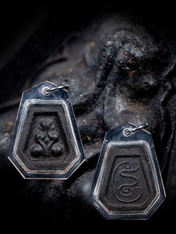 พระปิดตาลป.เฮี้ยง วัดป่าฯ พิมพ์หลังยันต์นะไตรภพโลก เนื้อผงคลุกรัก ปี2505-1