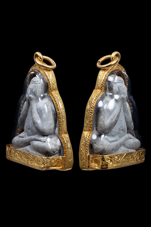 พระปิดตาปู่โต๊ะ วัดประดู่ฉิมพลี พิมพ์ตุ๊กตาใหญ่ เนื้อผงใบลาน เลี่ยมทองอย่างดี-1