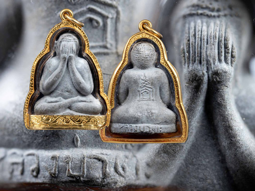 พระปิดตาปู่โต๊ะ วัดประดู่ฉิมพลี พิมพ์ตุ๊กตาใหญ่ เนื้อผงใบลาน เลี่ยมทองอย่างดี-1