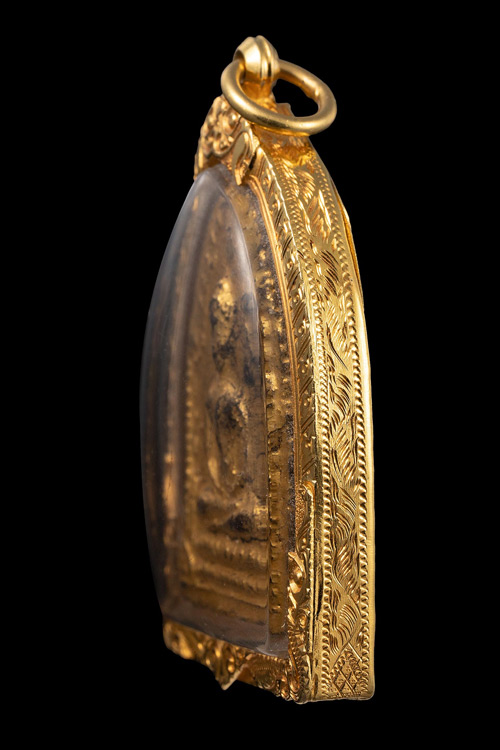 พระขุนแผนเสด็จกลับ ลป.สุภา วัดสีลสุภา พิมพ์ใหญ่เนื้อผงดำปิดทอง ปี2506 เลี่ยมทอง-1