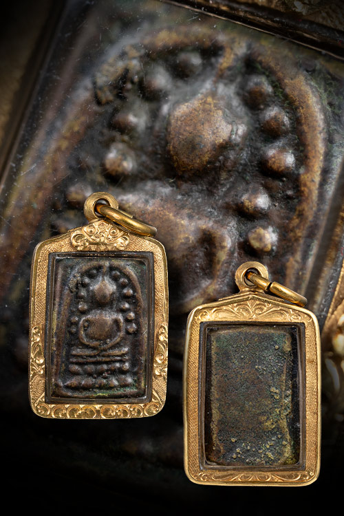 พระหล่อระฆังหลังฆ้อนยุคต้น ดูง่าย เต็มฟอร์ม พร้อมเลี่ยมทอง-1