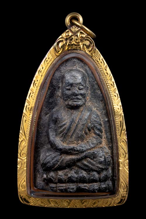 พระหลวงปู่ทวด วัดช้างให้ ปี24 พิมพ์กลาง โซนเนื้อดำ นิยม พร้อมเลี่ยมทอง