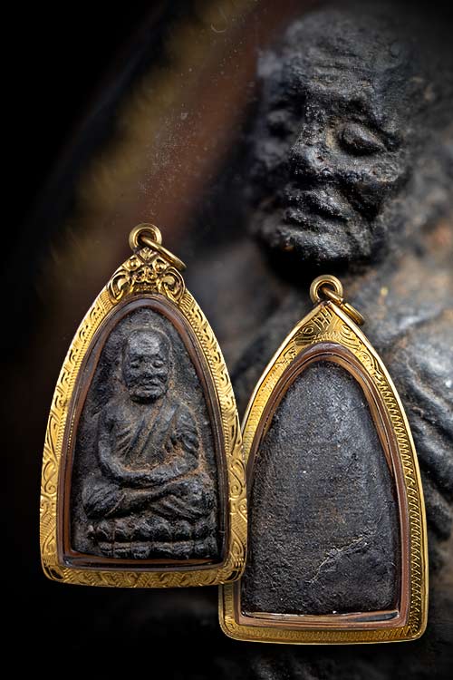 พระหลวงปู่ทวด วัดช้างให้ ปี24 พิมพ์กลาง โซนเนื้อดำ นิยม พร้อมเลี่ยมทอง-1