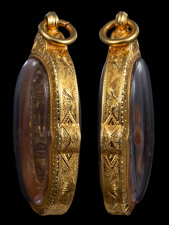 เหรียญเสือเผ่นหลวงพ่อสุดวัดกาหลงเนื้อทองแดงกะไหล่ทองสวยพิมพ์เอนิยมปี17เลี่ยมทอง-1