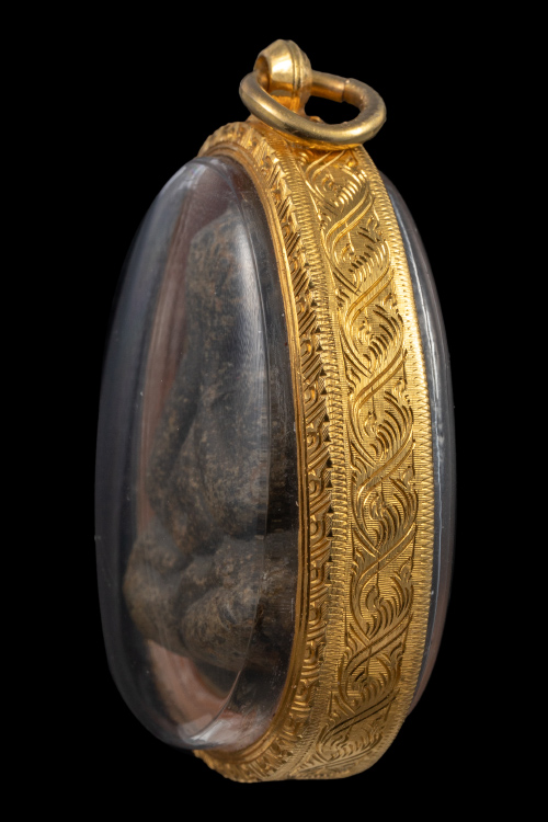 พระปิดตาจัมโบ้2 หลวงปู่โต๊ะ เนื้อผงใบลาน โซนสีนิยม พร้อมเลี่ยมทอง-1