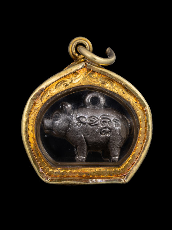 หมูหลวงพ่อสาคร วัดหนองกรับ รุ่นแรก เนื้อเงิน ปี2530 พร้อมเลี่ยมทองลงยาสี-1