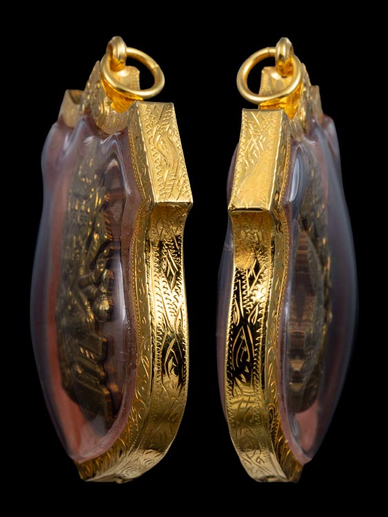 เหรียญโล่ใหญ่พระพรหม ไม่ทราบที่ พร้อมเลี่ยมทอง-1