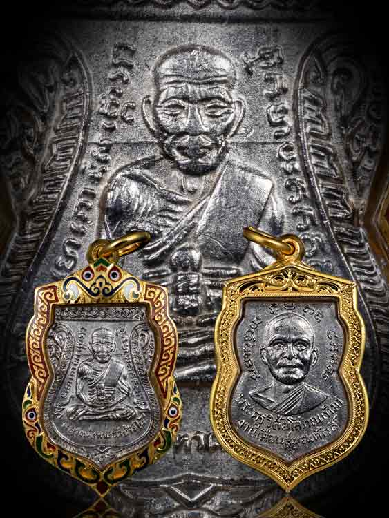 เหรียญเลื่อนสมณศักดิ์หลวงปู่ทวด วัดช้างให้ พิมพ์ผ่าปากปี08เลี่ยมทองลงยาสีอย่างดีหนัก9กรัมกว่า-1