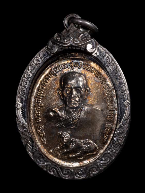 เหรียญหลวงพ่อสุด วัดกาหลง รุ่นนพเก้า พิมพ์เสือเดี่ยว เนื้อทองแดงกะไหล่ทอง ปี20 พร้อมเลี่ยมเงิน